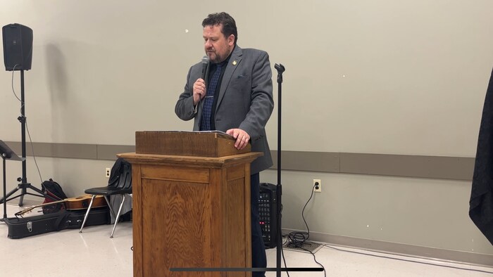 Glen Simard derrière un podium.