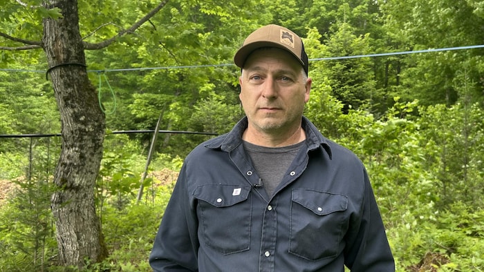 Un homme dans une forêt.