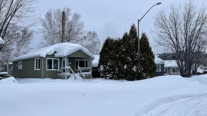 Une maison couverte de neige.