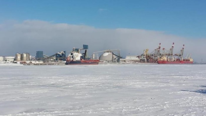 Les installations de Glencore au port de Québec en hiver.
