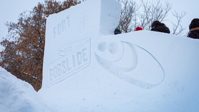 Un bloc de glace au sommet du toboggan géant 