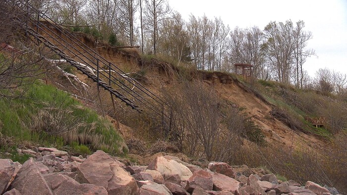 Un glissement de terrain a provoqué l'évacuation préventive de trois maisons à Pointe-Lebel.