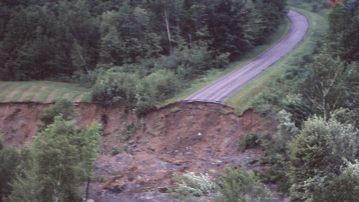 Une route emportée par le glissement de terrain. 