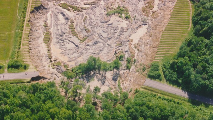 Une vue aérienne du glissement de terrain de Lemieux en 1993.  