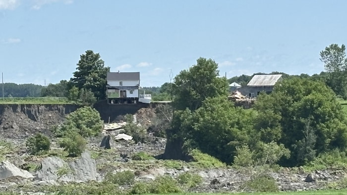 La maison pratiquement en suspension au bord du gouffre à Saint-Thuribe commence à s'effondrer.