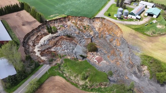 Un cratère créé par le glissement de terrain.
