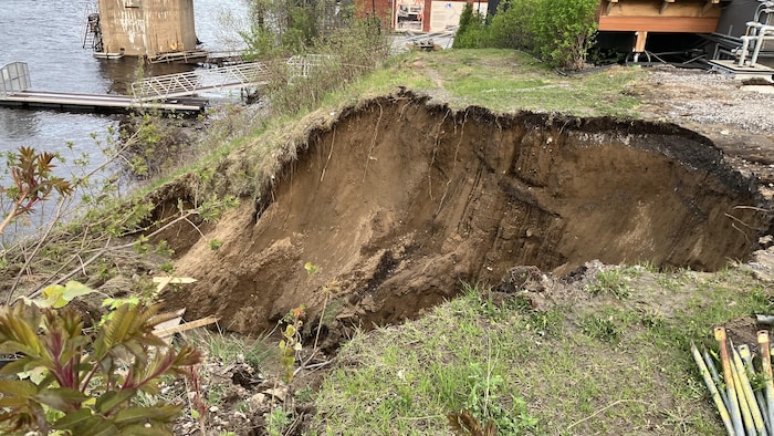 Un terrain endommagé près d'une rivière.