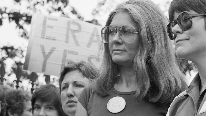Deux femmes assistent à une manifestation.