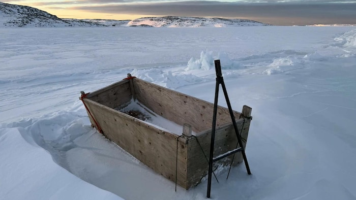 Un traineau coincé dans la glace.