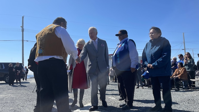 Le prince Charles (au centre) et Camilla Parker Bowles (à gauche) rencontrent des membres de la Première Nation dénée de Dettah en compagnie du chef Edward Sangris (deuxième à partir de la droite), à Dettah, le jeudi 19 mai 2022.