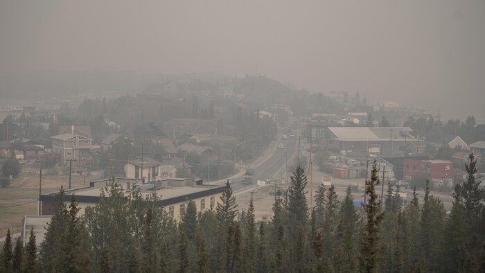 Une fumée épaisse recouvre les environs de Yellowknife, aux Territoires du Nord-Ouest, le mardi 15 août 2023.