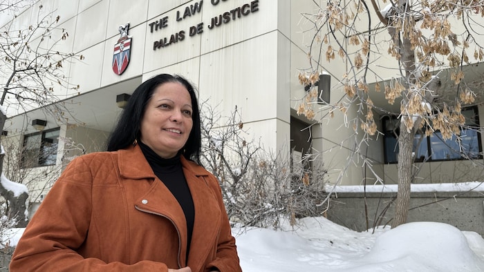 Debra-Leigh Reti se tient devant le palais de justice à Whitehorse.