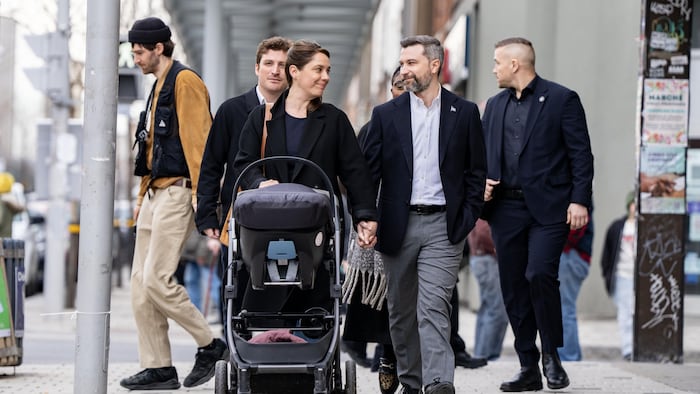 Gabriel Nadeau-Dubois arrivant au point de presse en compagnie de sa conjointe et de sa plus jeune fille.
