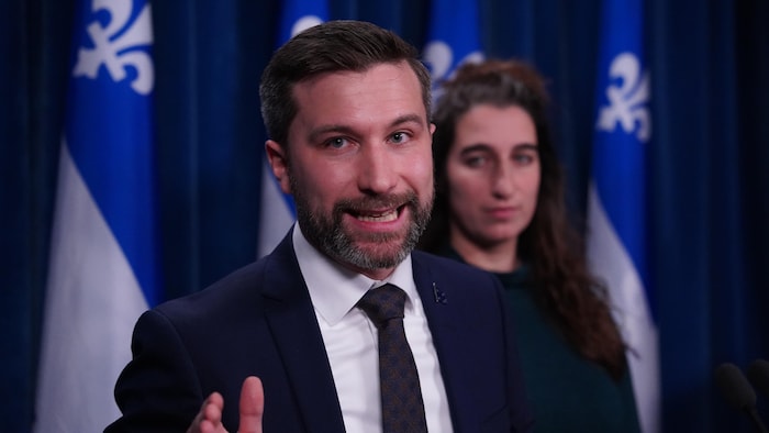 Gabriel Nadeau-Dubois et Émilise Lessard-Therrien en point de presse.