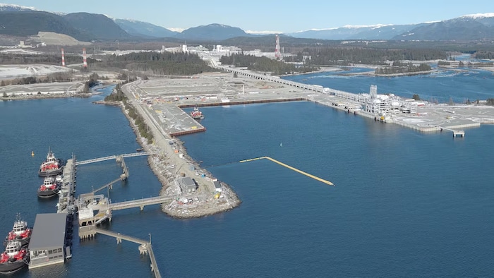 L'installation de LNG Canada au bord de la mer à Kitimat