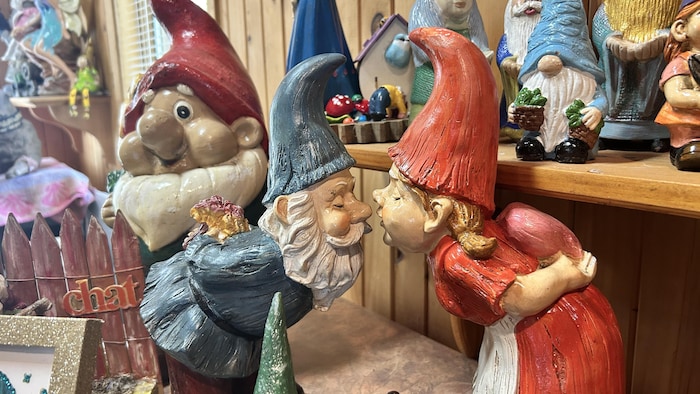 Des gnomes de porcelaine sur une table.