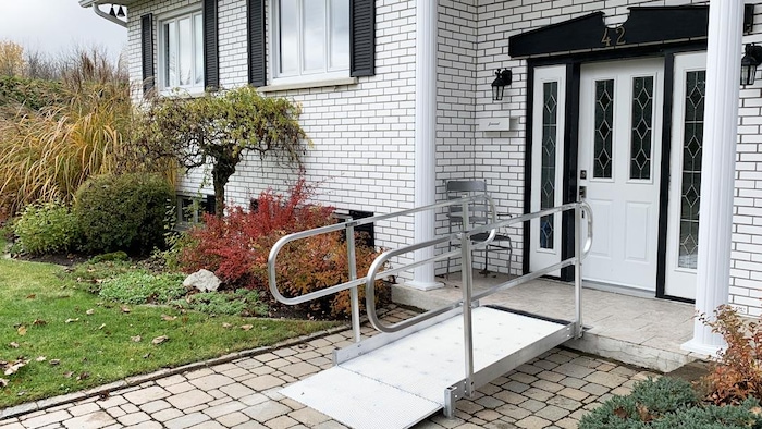 Une rampe devant l'entrée d'une maison.