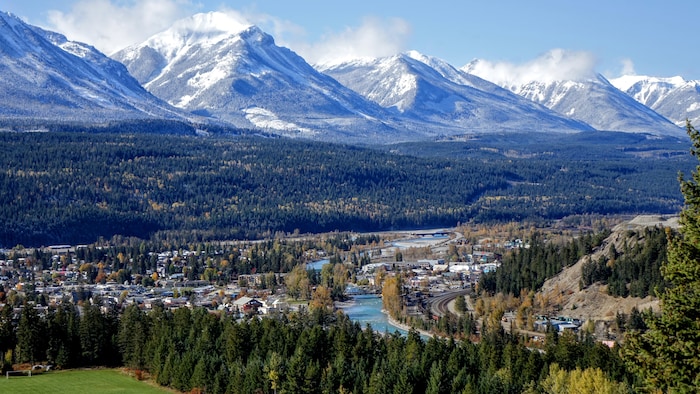 Un paysage fait de montagnes et d'habitations.