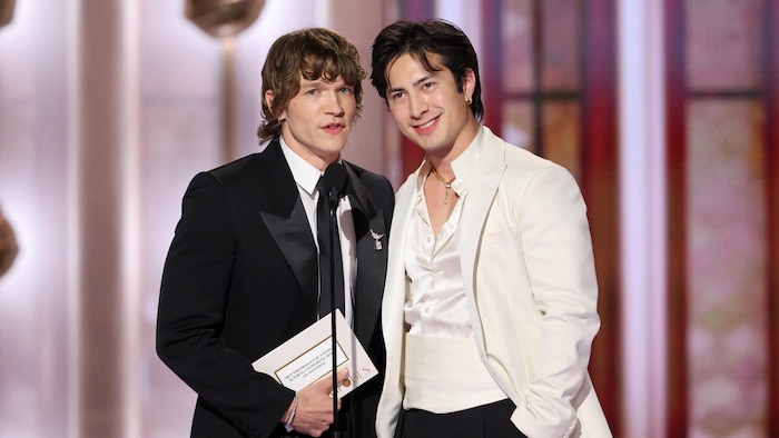Connor Storrie et Hudson Williams sur la scène des Golden Globes.
