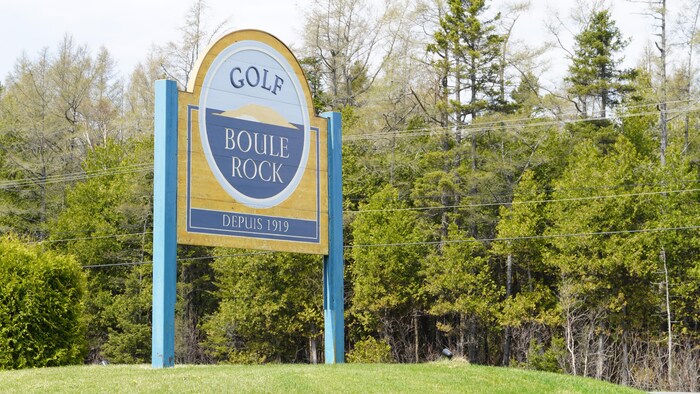 Un pancarte indique le nom du golf.