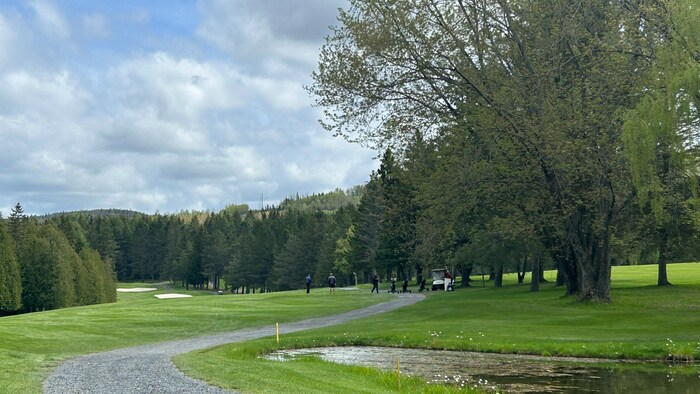 Un terrain de golf.