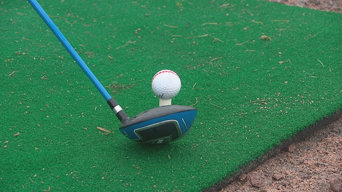 Un bâton de golf avec une balle.