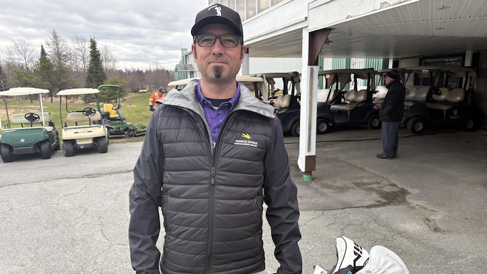 Anthony Gagnon, casquette de golf sur la tête, pose pour la photo en souriant légèrement.