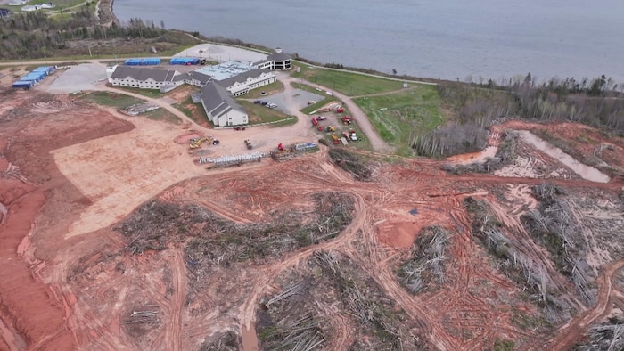 Des terrains déboisés sur lesquels seront aménagés le futur terrain de golf.