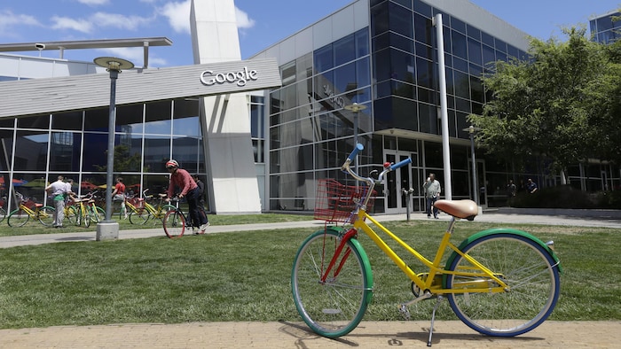Un vélo devant le siège social de Google.