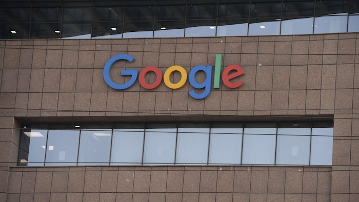Le logo de Google sur un édifice.
