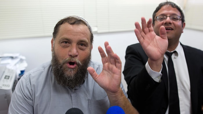 صورة من الأرشيف يظهر فيها بن صهيون غوبستين (إلى اليسار) جالساً إلى جانب المحامي ووزير الأمن القومي الإسرائيلي الحالي إيتمار بن غفير، في آب (أغسطس) 2015.