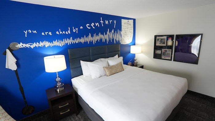 Le lit de la chambre d'hôtel.