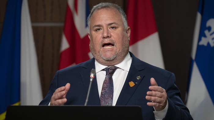 Gord Johns en point de presse.