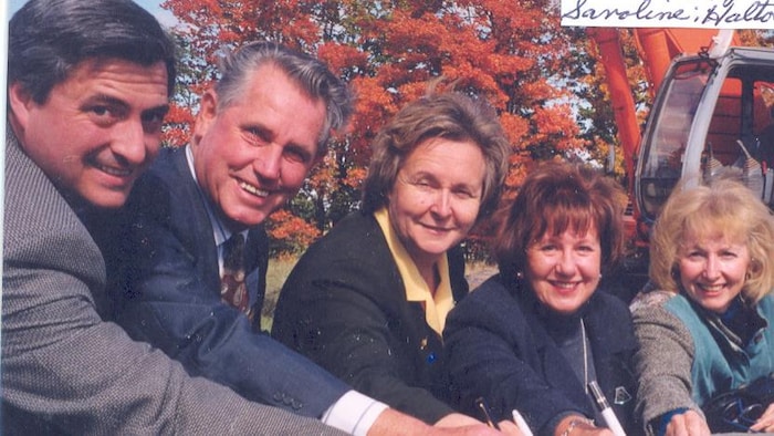 Les maires des municipalités de Halton autographe la conduite d'eau du projet d'aqueduc qui lie la région au lac Ontario.