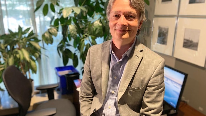 Gord Perks sourit à la caméra depuis son bureau.