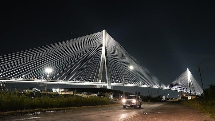 Le pont Gordie-Howe illuminé.