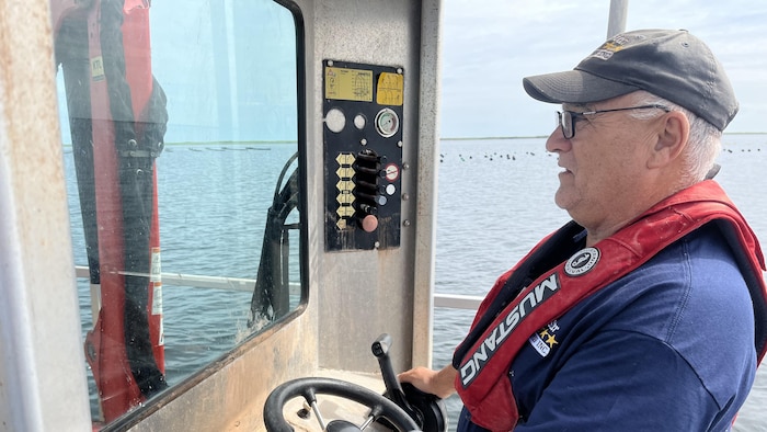 Gordon Jeffery pilote son bateau au large du port de pêche de Milligan.