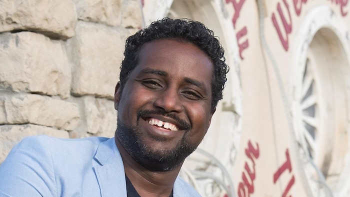 Gouled Hasan sourit à la caméra.