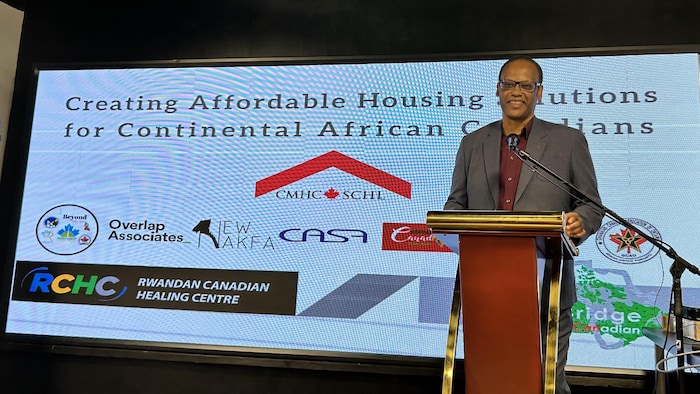 Le conseiller en logement abordable à la Société canadienne d'hypothèques et de logement, Anthony Adrien, donne un discours. 
