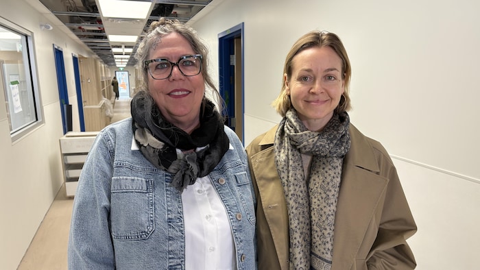 France-Claude Goyette et Geneviève Blanchard posent ensemble dans le corridor du centre de la petite enfance.