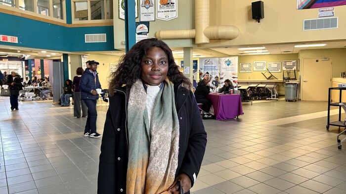 Photo de Grace Muzimba à la foire de carrières de Sudbury.