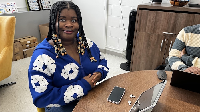 Une femme, Grâce-Orphée Eba, est étudiante en 4e année de droit et justice à l’Université Laurentienne.