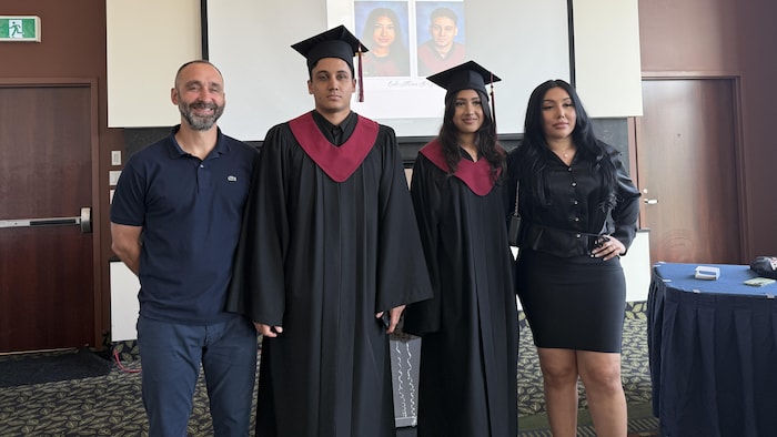 La fratrie Naveed accompagnée du directeur Mathieu Gagnon dans une photo de groupe.