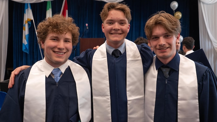 Portrait de groupe des trois finissants.