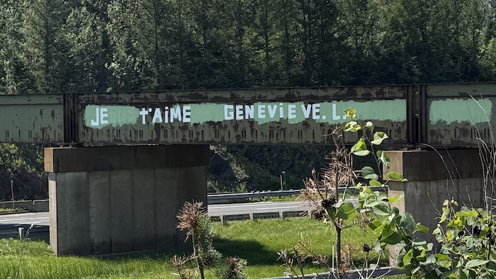 Un pont ferroviaire avec l'inscription «Je t'aime Genevieve. L.».