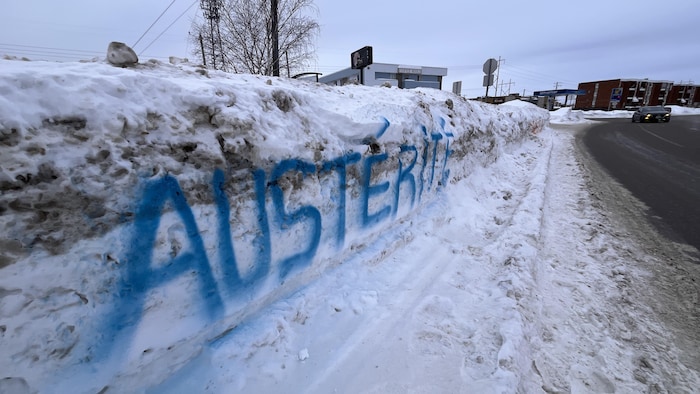 Le mot « austérité » est inscrit mercredi matin sur de nombreux bancs de neige à Sept-Îles.