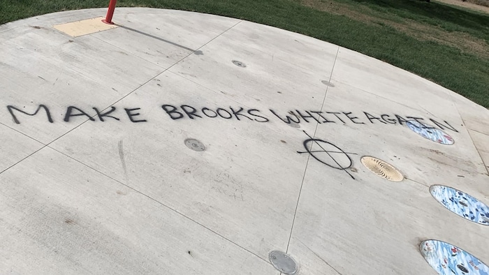 Graffiti énonçant, en anglais, "rendre Brooks blanc à nouveau".