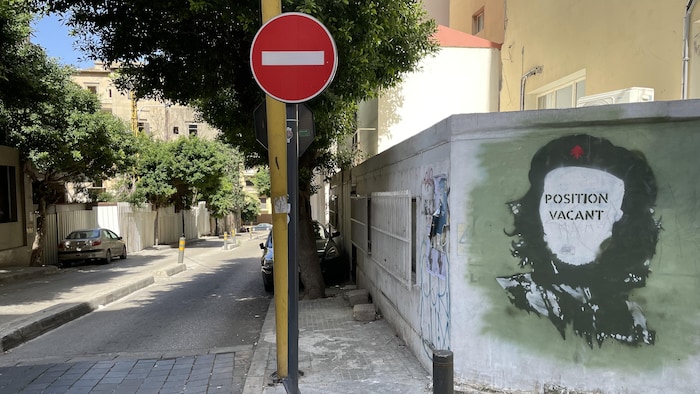 Graffiti d'une silhouette représentant un révolutionnaire avec l'expression « poste vacant ». 