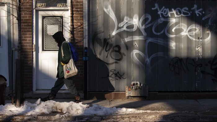 Des graffitis sur une façade d'un établissement de la rue Ontario à Montréal.