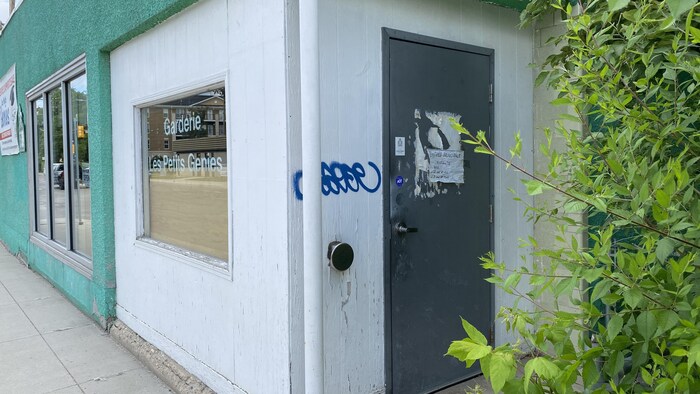 Un graffiti a été dessiné sur le bâtiment d'une garderie de Saint-Boniface en juin 2021. 